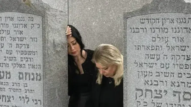 ניקול ראידמן ושרה נתניהו בקברו של הרבי מלובביץ