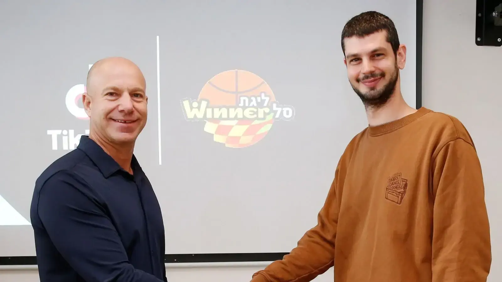 אביעד רוזנבוים, מנהל פעילות התוכן של טיקטוק בישראל, לצד ארי שטינברג, יו"ר ליגת ווינר סל