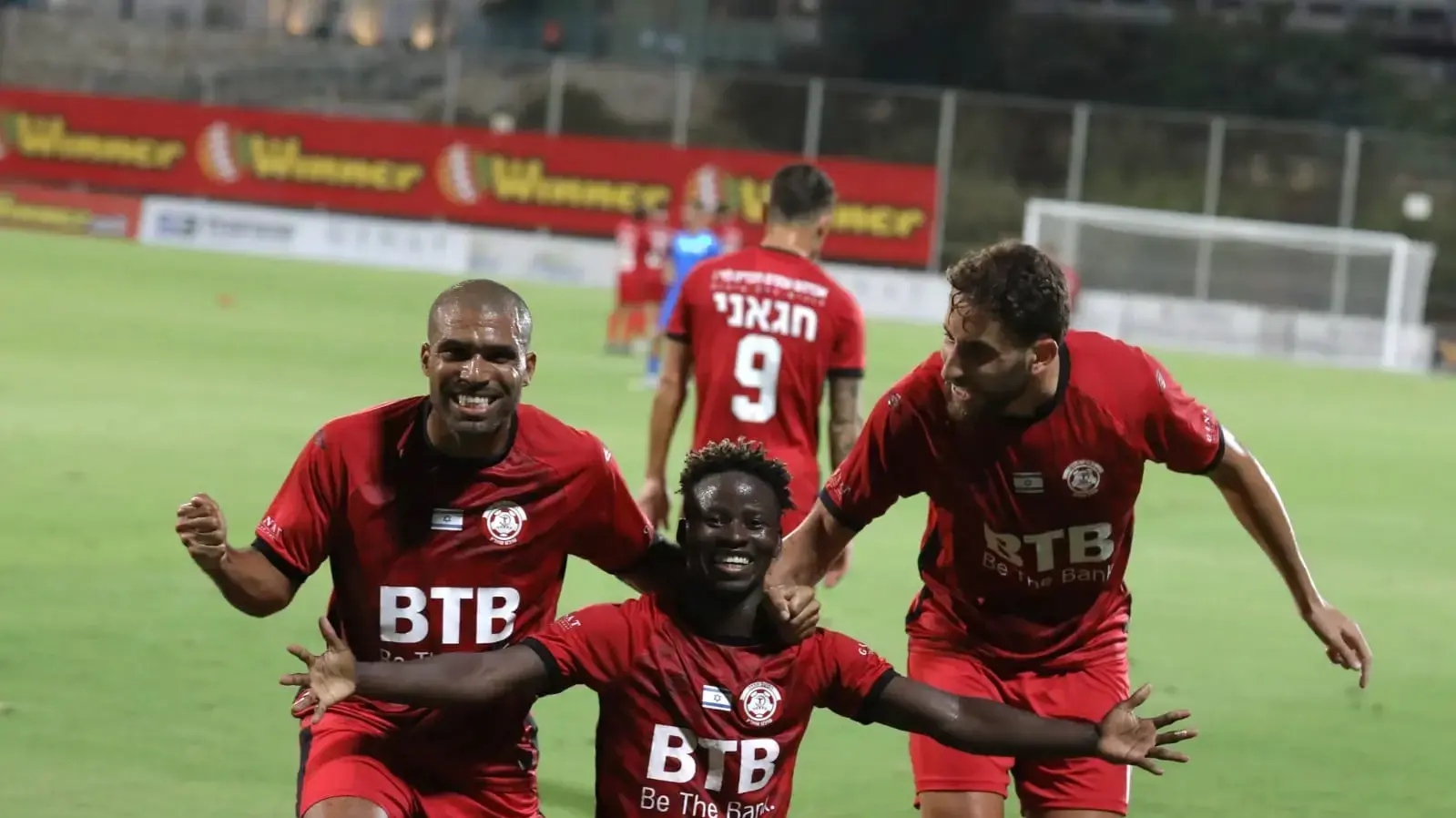 ספיר איטח, לאג'י מאלה, אורי מגבו שחקני הפועל חדרה חוגגים