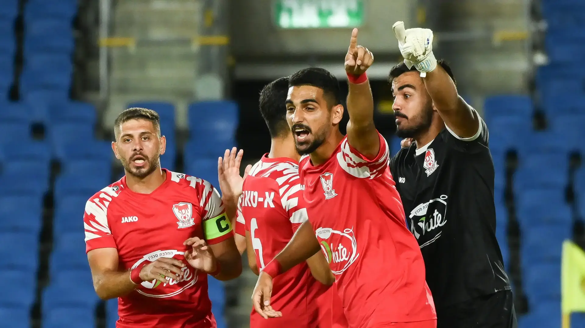 שחקני בני סכנין עם עבד יאסין שחקני בני סכנין עם עבד יאסין