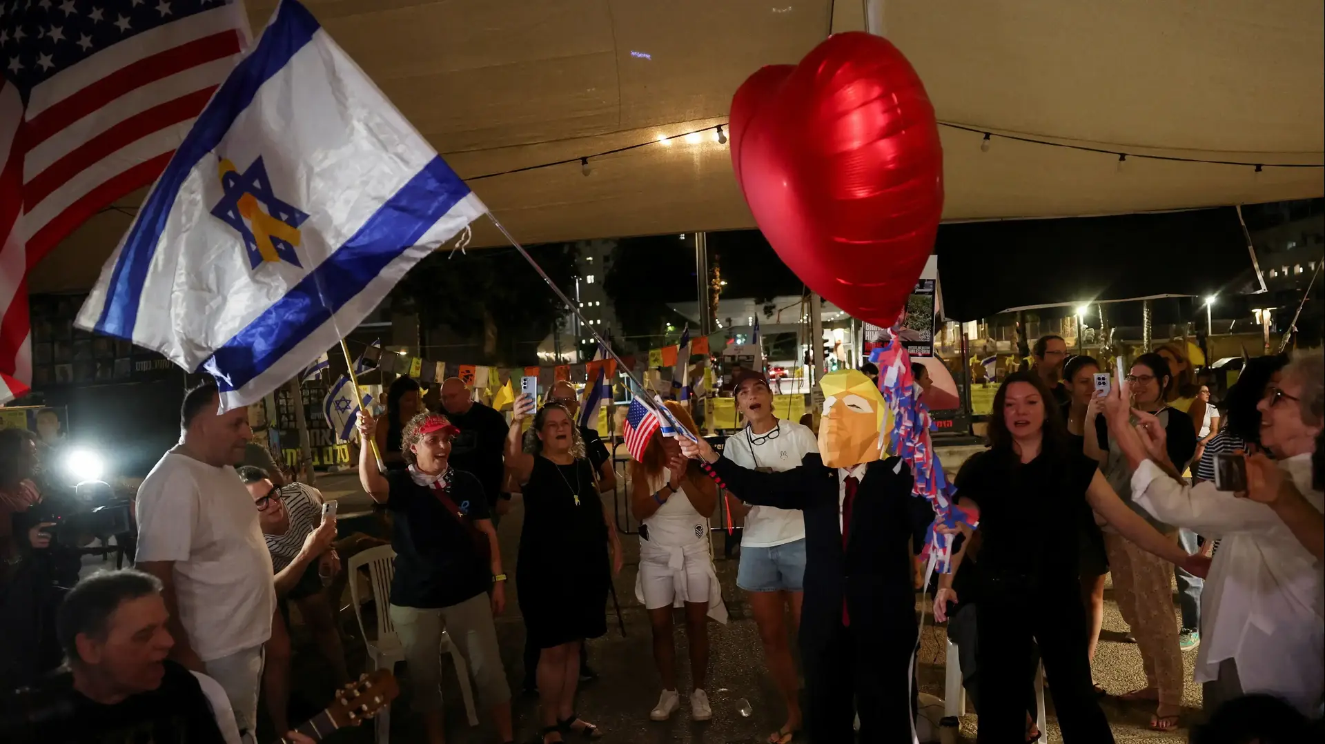 חגיגות בכיכר החטופים עם קבלת ההודעה על עסקה להשבתם, 9 באוקטובר 2025