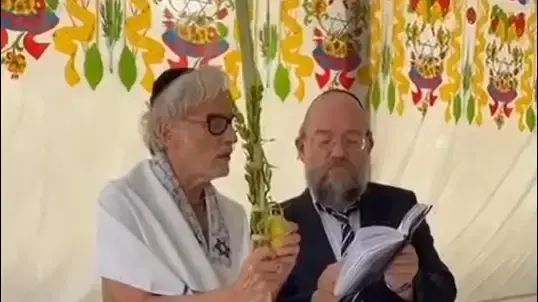 ברי סחרוף מקיים מצוות נטילת ארבעת המינים