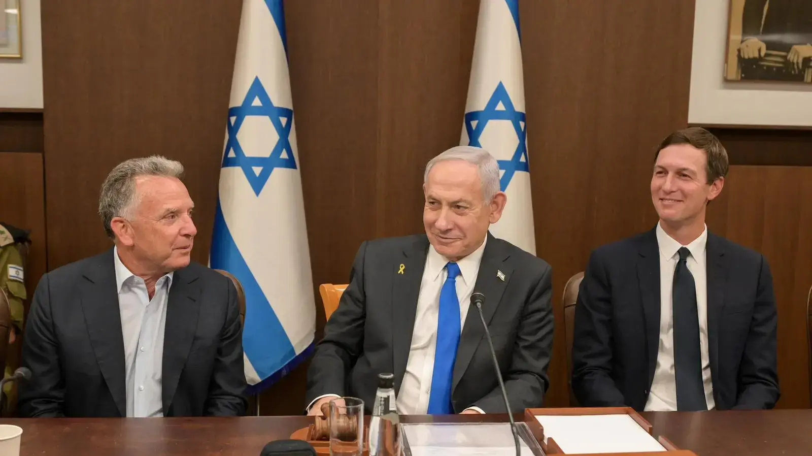 ראש הממשלה בנימין נתניהו בישיבת הממשלה יחד עם השליח המיוחד של נשיא ארה״ב, סטיב וויטקוף ועם חתנו של הנשיא, ג'ארד קושנר

9 באוקטובר 2025
