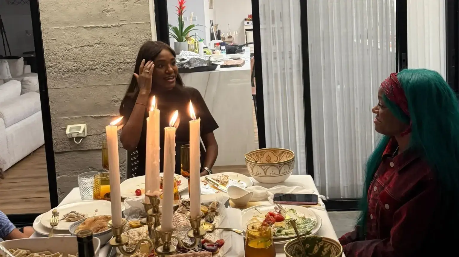 אזיליה בנקס מתארחת בסוכה של טיטי איינאו