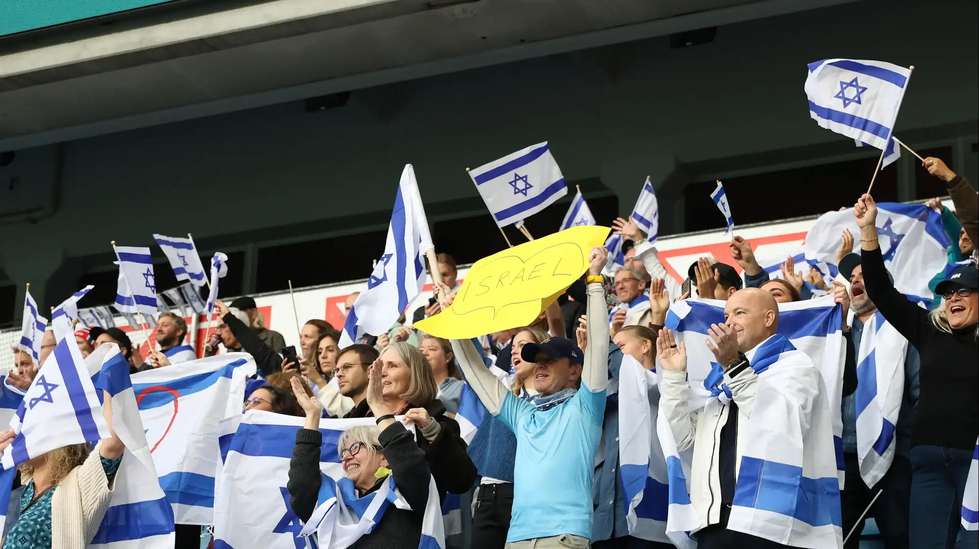אוהדי נבחרת ישראל במשחק נגד נבחרת נורבגיה אוהדי נבחרת ישראל במשחק נגד נבחרת נורבגיה
