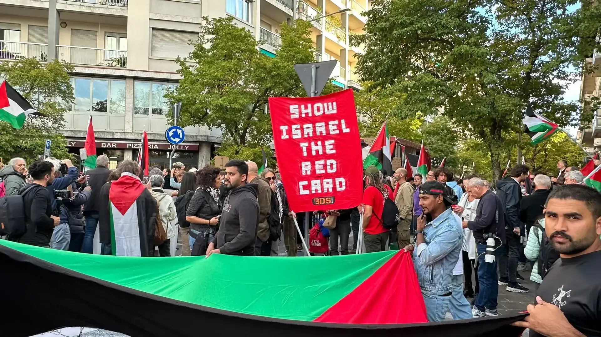 הפגנה פרו-פלסטינית לפני המשחק של נבחרת איטליה מול נבחרת ישראל, אודינה