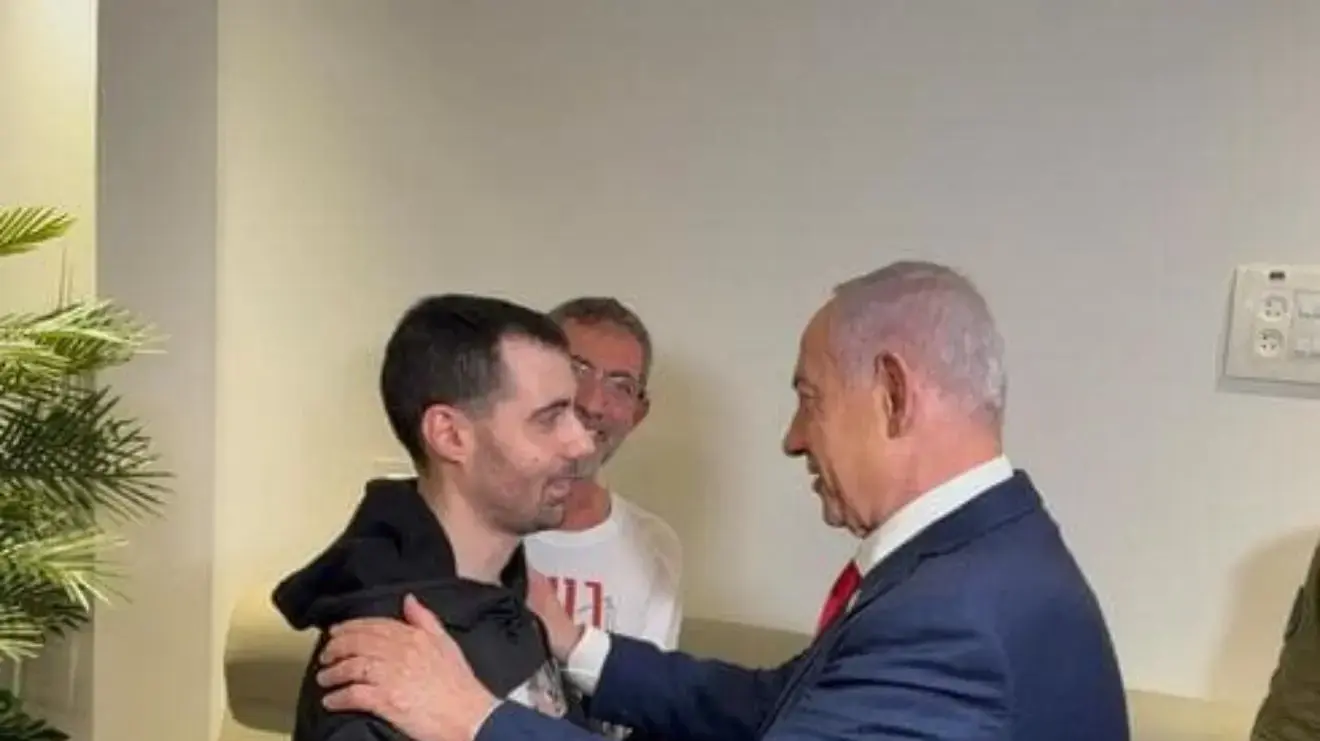 ראש הממשלה בנימין נתניהו נפגש עם החטוף ששב אבינתן אור, בית החולים בילינסון. 14 באוקטובר 2025 ראש הממשלה בנימין נתניהו נפגש עם החטוף ששב אבינתן אור, בית החולים בילינסון. 14 באוקטובר 2025