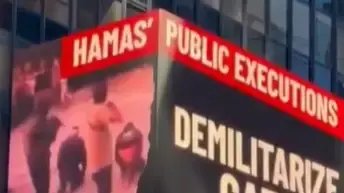 שלט חוצות ענק בטיימס סקוור בניו יורק הציג סרטון המתעד הוצאות להורג של תושבי עזה בידי הטרור חמאס.