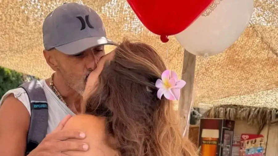 אלי פיניש והחברה