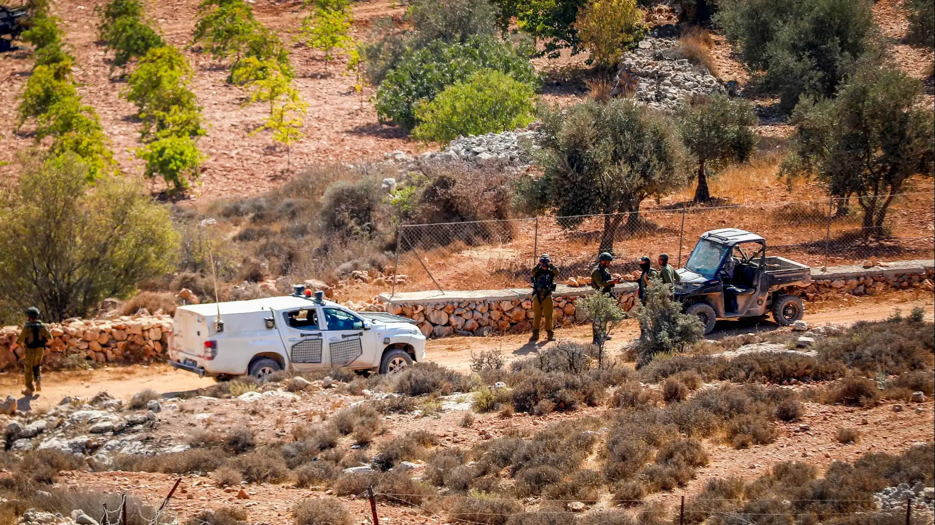כוחות הביטחון ליד מכונית שרופה לאחר תקיפת מתנחלים בכפר בית פג'אר, דרומית לבית לחם

14 באוקטובר 2025