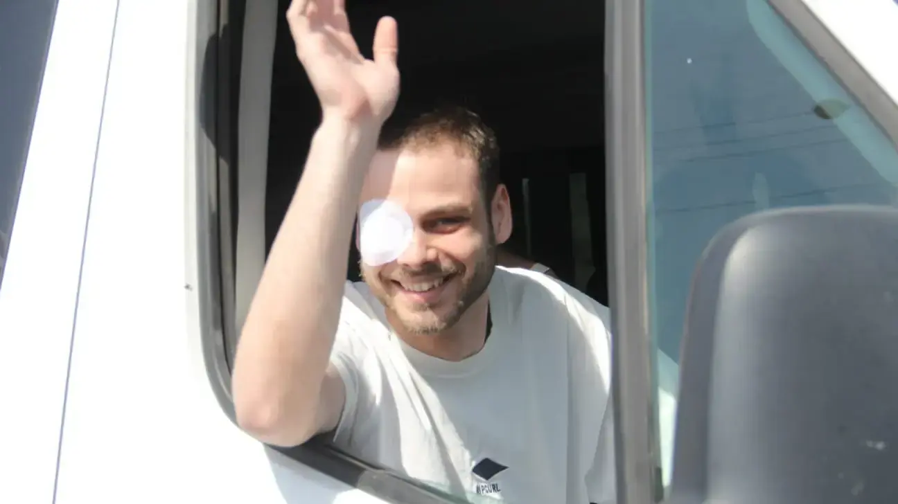אלון אהל בדרך לביתו לאחר שהשתחרר מבית החולים. 24 באוקטובר 2025