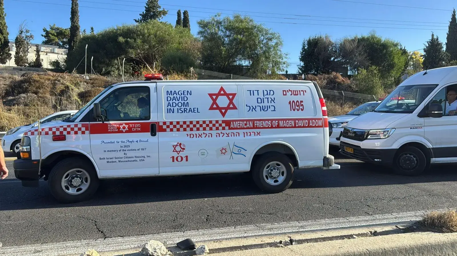 ניידת מגן דוד אדום בזירת התאונה
