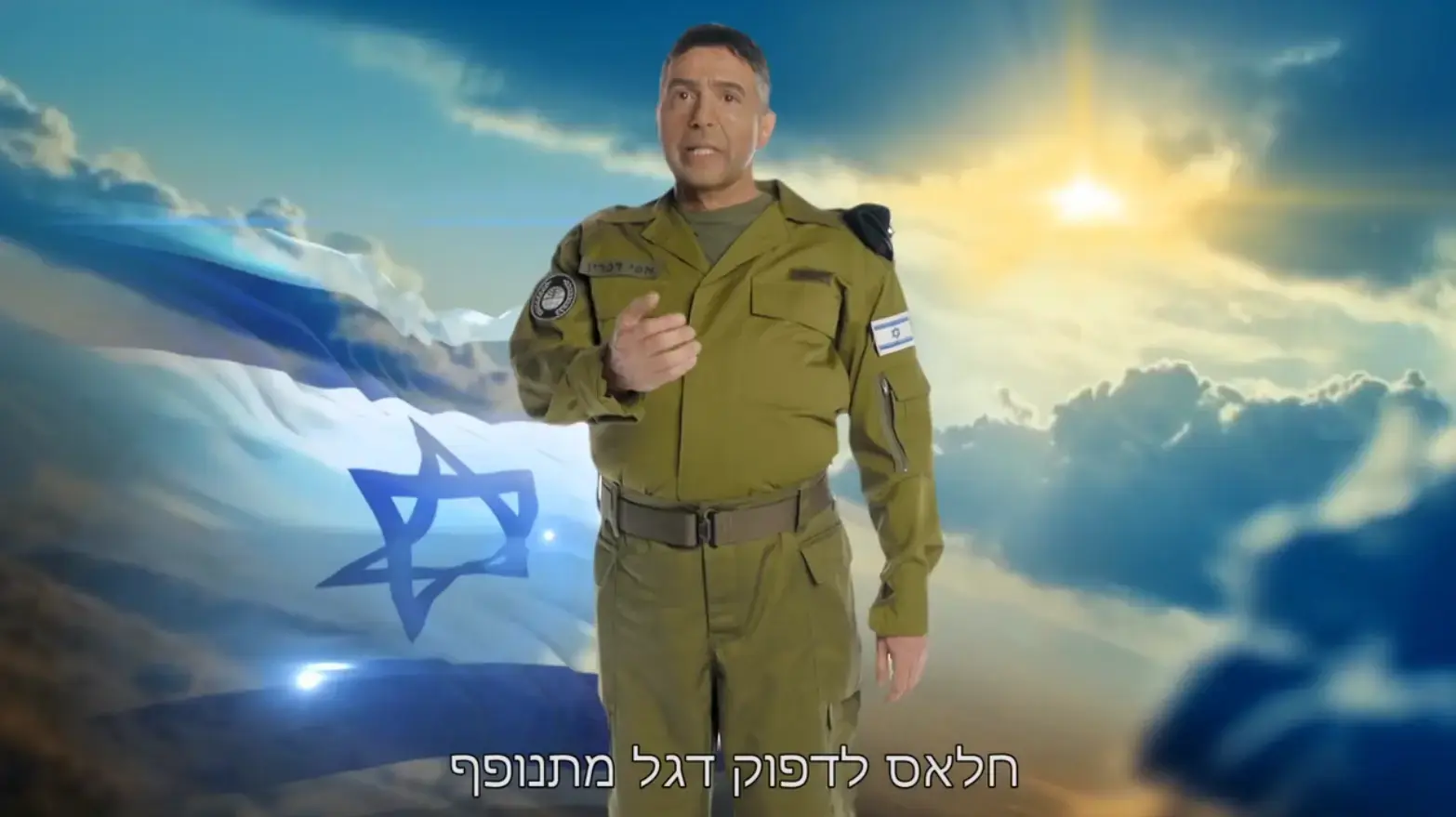 יובל סמו בתפקיד אייל זמיר, "ארץ נהדרת", עונה 23, 22 באוקטובר 2025