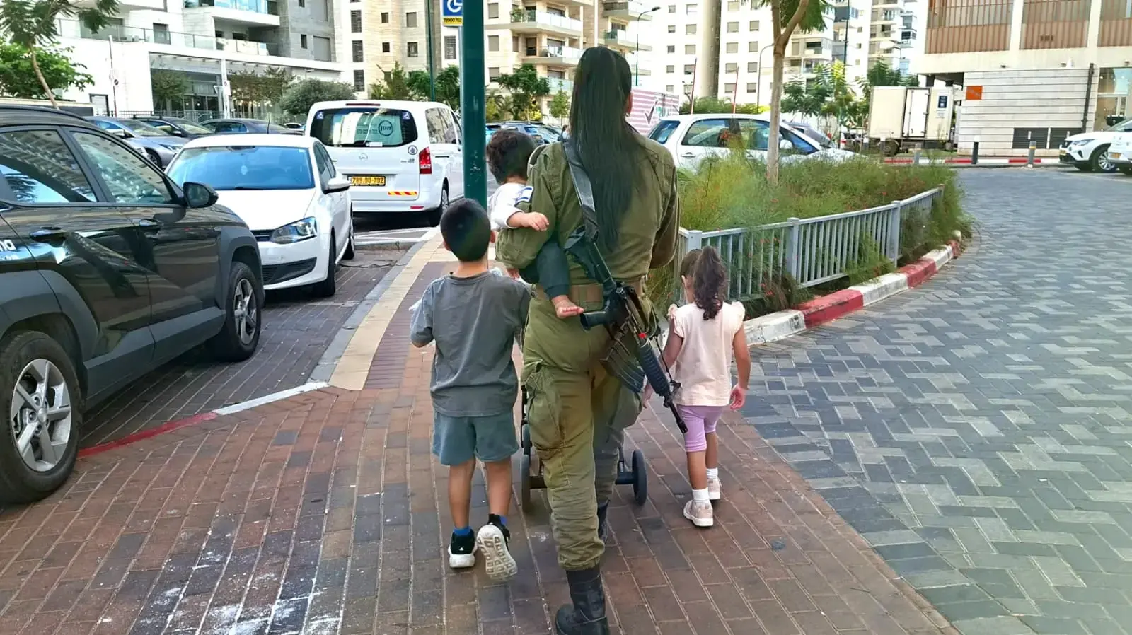 אמא במילואים עם הילדים בדרך למסגרות החינוך, פתח תקווה 30 באוקטובר 2025