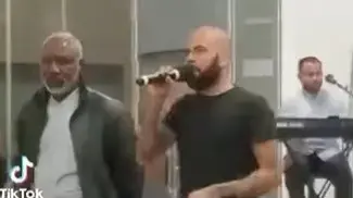 דני אלבס נושא דרשה בכנסייה דני אלבס נושא דרשה בכנסייה