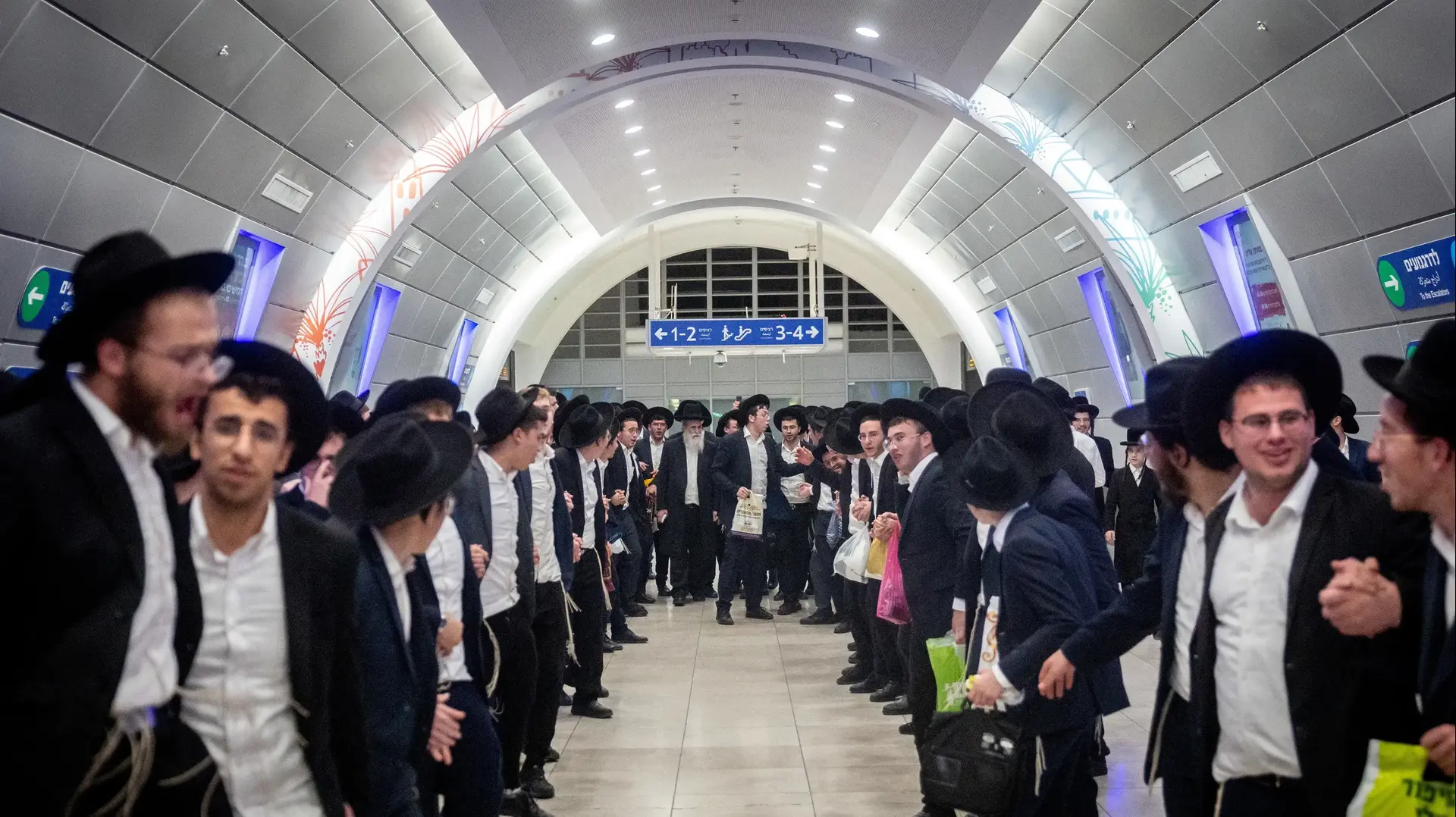 לקראת הפגנת חרדים נגד חוק הגיוס, תחנת הרכבת נבון, ירושלים, 30 באוקטובר 2025
