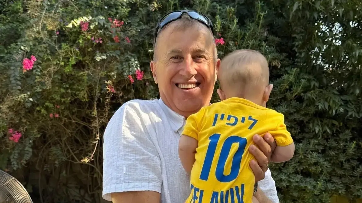 חן ליפין כדורסלן העבר של מכבי תל אביב חוגג יום הולדת 60 עם הנכדה