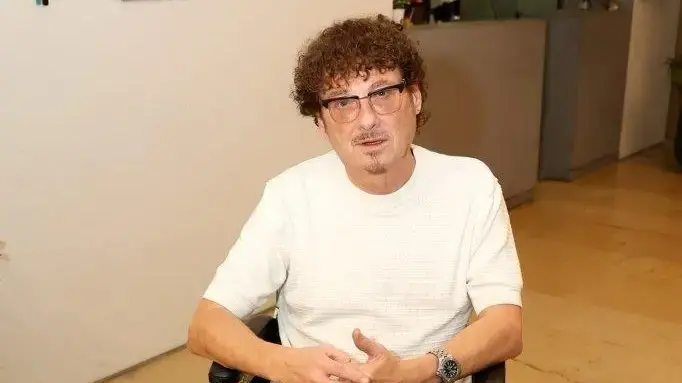 משה דץ על כסא גלגלים, פרמיירה להצגה 'מראה מעל הגשר'