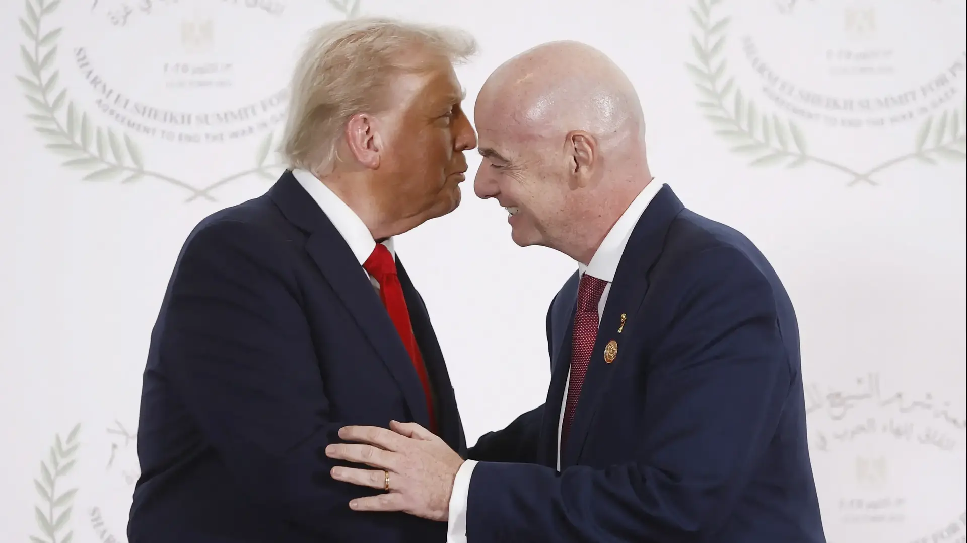 נשיא ארצות הברית דונלד טראמפ עם ג'אני אינפנטינו נשיא פיפ"א במפגש הפסגה בשארם א-שייח' נשיא ארצות הברית דונלד טראמפ עם ג'אני אינפנטינו נשיא פיפ"א במפגש הפסגה בשארם א-שייח'