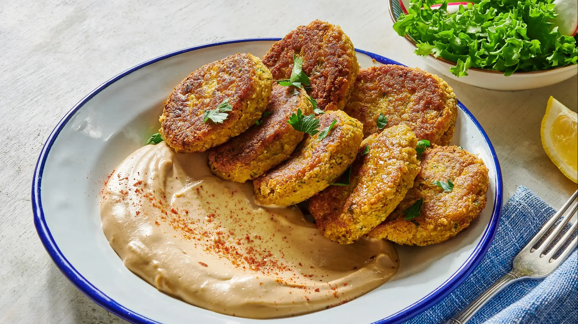 קציצות חומוס חמות על מצע טחינה