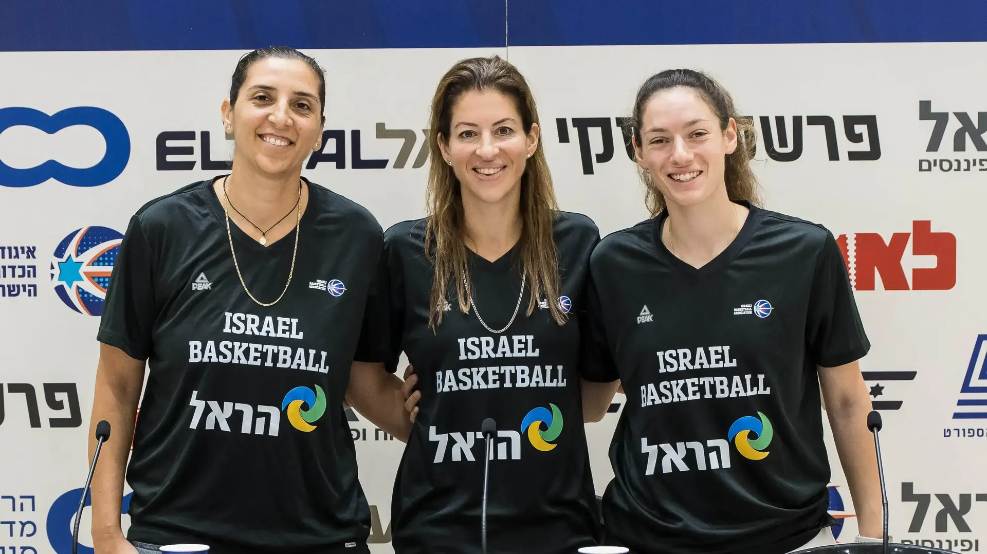 הקפטנית עדן רוטברג, המאמנת שירה העליון, יו"ר הוועדה המקצועית לירון כהן נבחרת ישראל כדורסל נשים