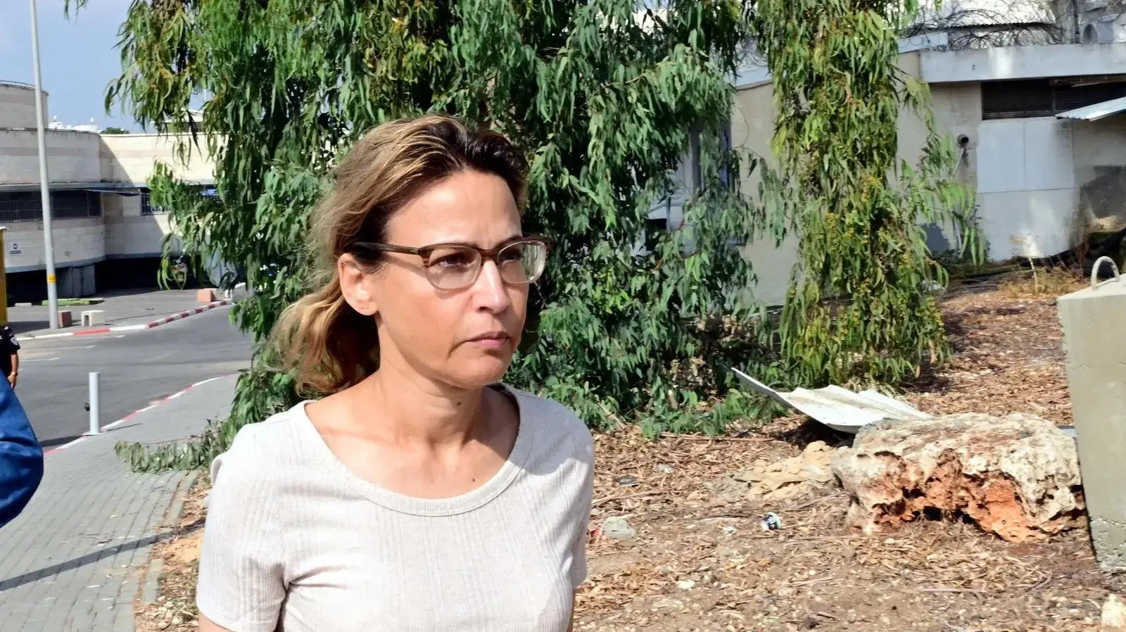 הפ"צרית אלופה יפעת תומר-ירושלמי בצאתה מכלא נווה תרצה למעצר בית. 7 בנובמבר 2025