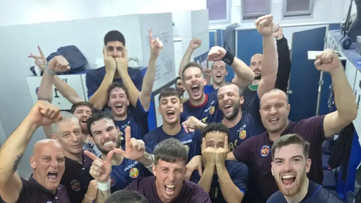 שחקני עירוני רחובות חוגגים