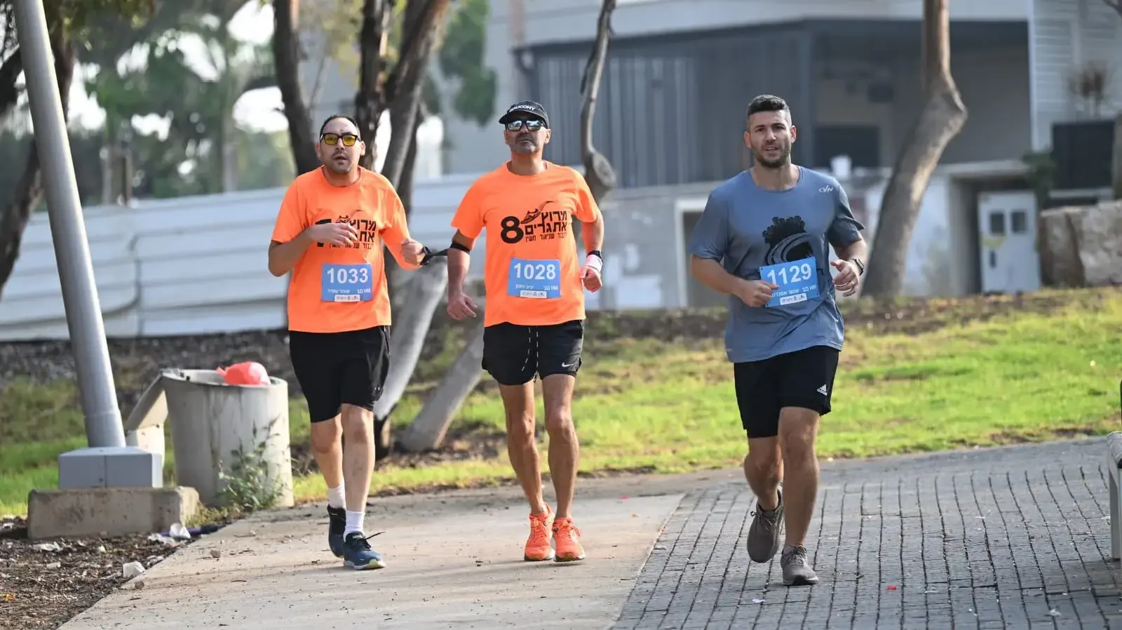 אוהד עטיה (משמאל) יחד עם יניב ויזמן המתנדב שרץ איתו באופן קבוע