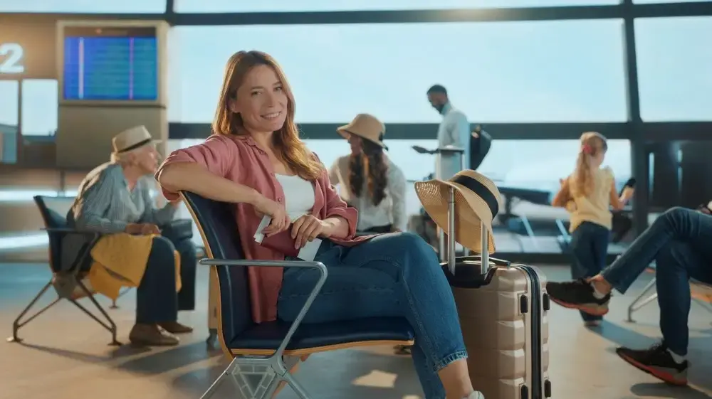 נוסעת בשדה תעופה נוסעת בשדה תעופה