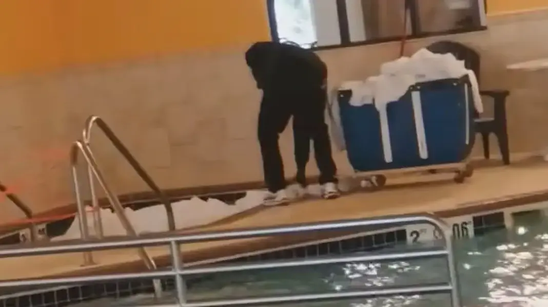 עובד מלון כיבס מצעים בג'קוזי
