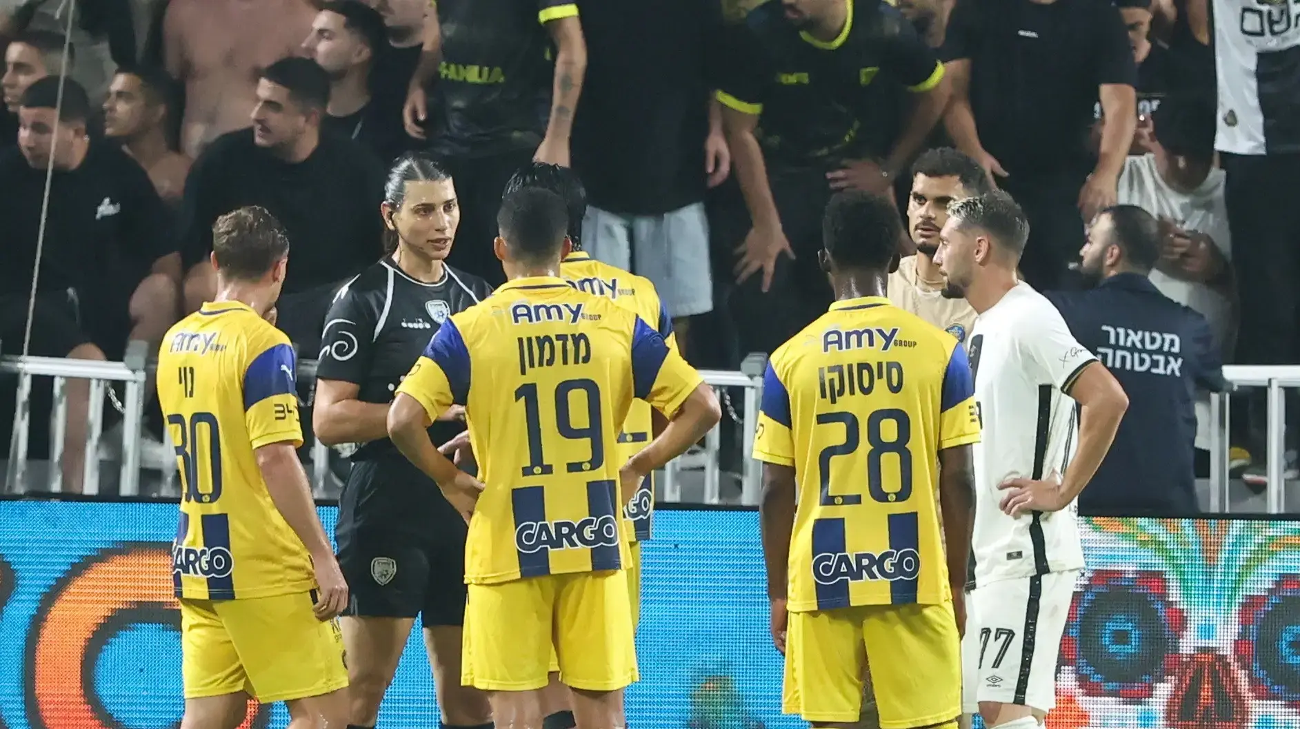 שחקני מכבי תל אביב סביב שופטת המשחק, ספיר ברמן