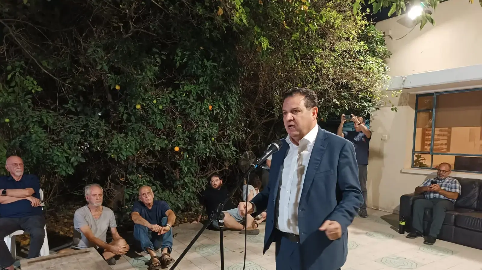 הפגנה במהלך נאומו של איימן עודה בחוג בית, פרדס חנה, 11 בנובמבר 2025
