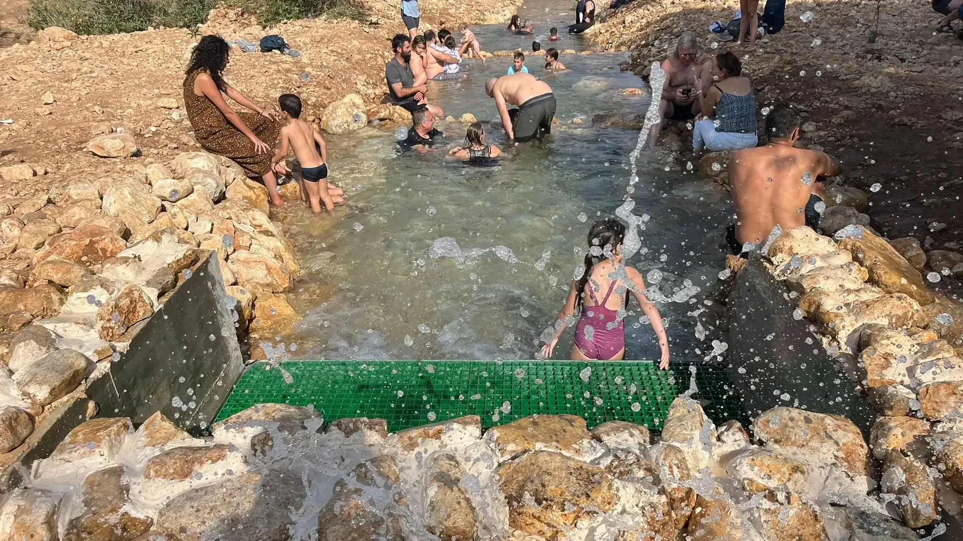 נחל צלמון תחתון זורם עם מים מהמוביל ההופכי