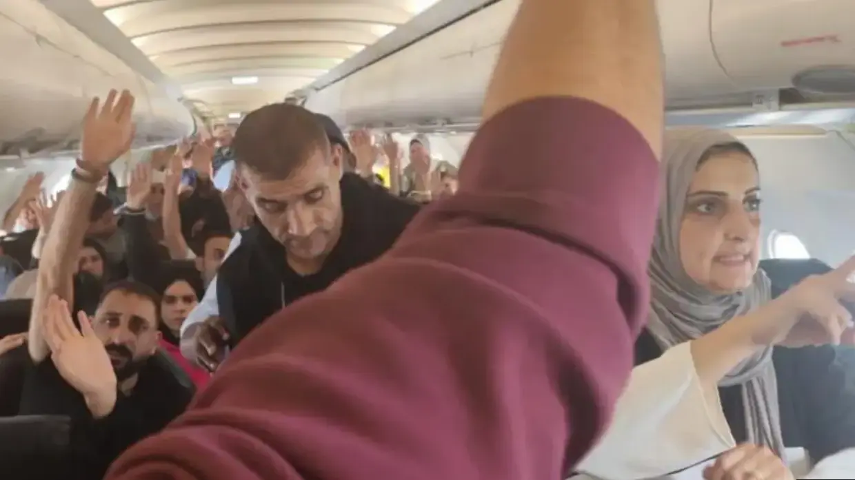 פלסטינים תקועים במטוס שנחת ביוהנסבורג, דרום אפריקה, 13 בנובמבר 2025