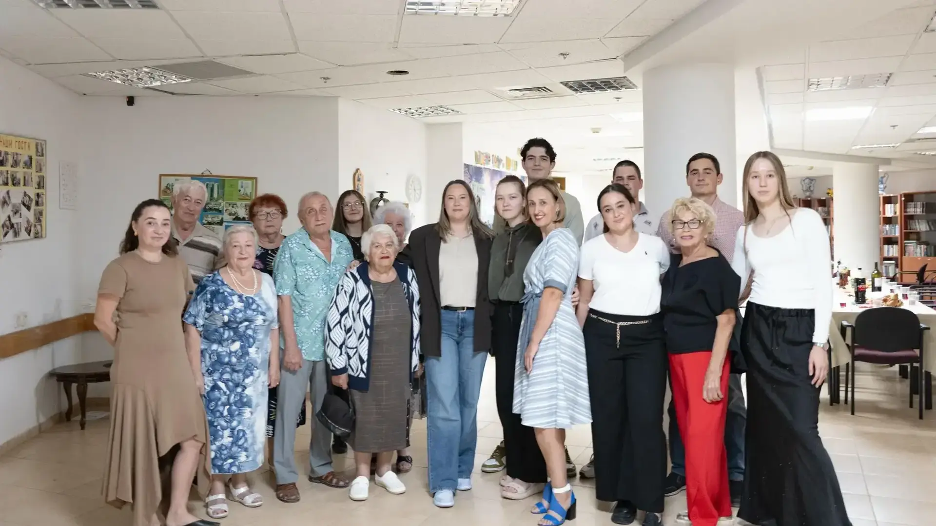 ניצולי שואה מארחים חיילים בודדים לארוחת שבת בבאר שבע