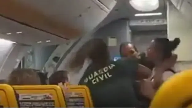 שוטרים ניסו לעצור לוחמת MMA שהתפרעה בטיסה