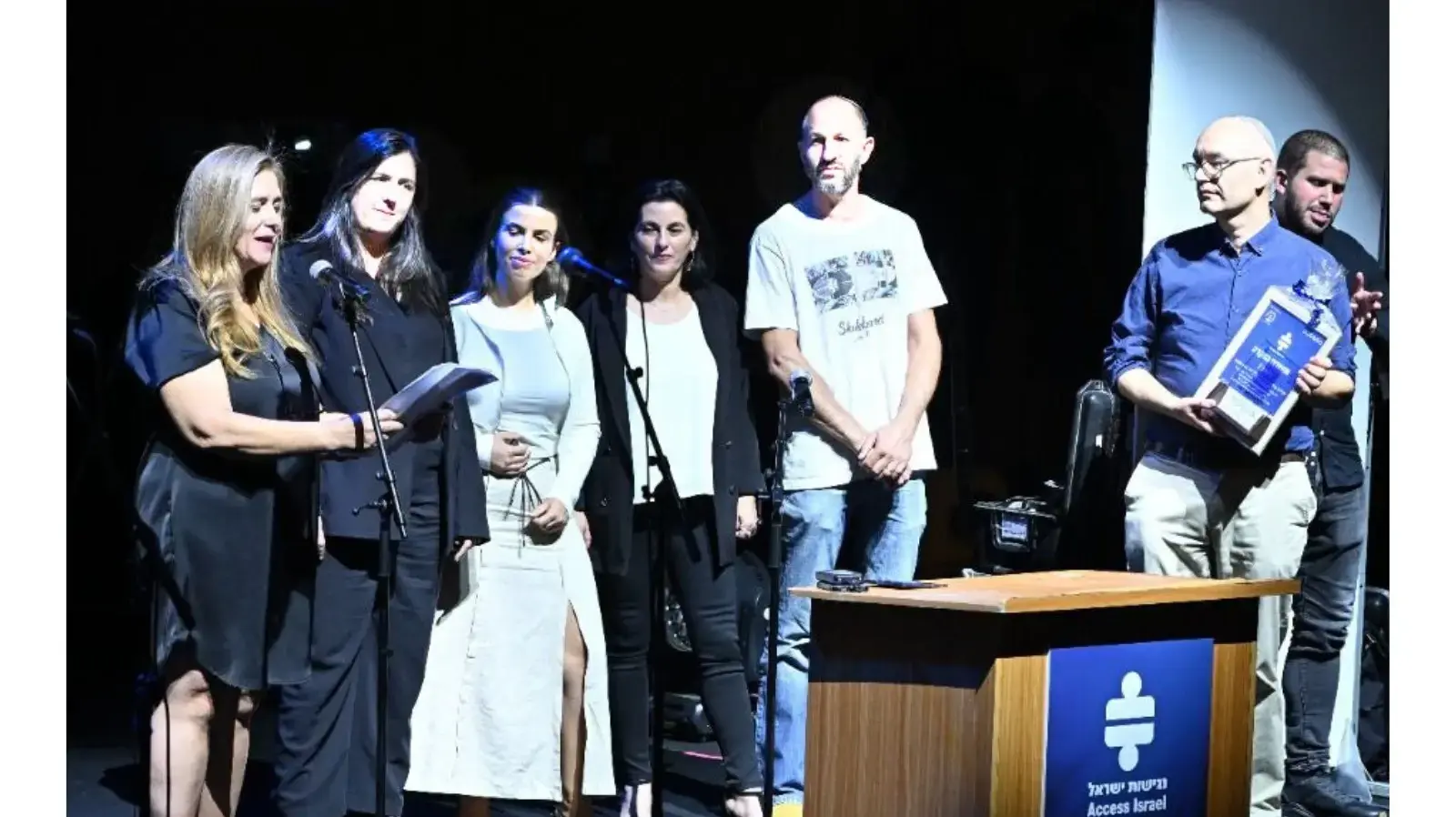 נציגי עיריית באר שבע ויחידת החילוץ העירונית "רעם 7" מקבלים את האות מארגון נגישות ישראל