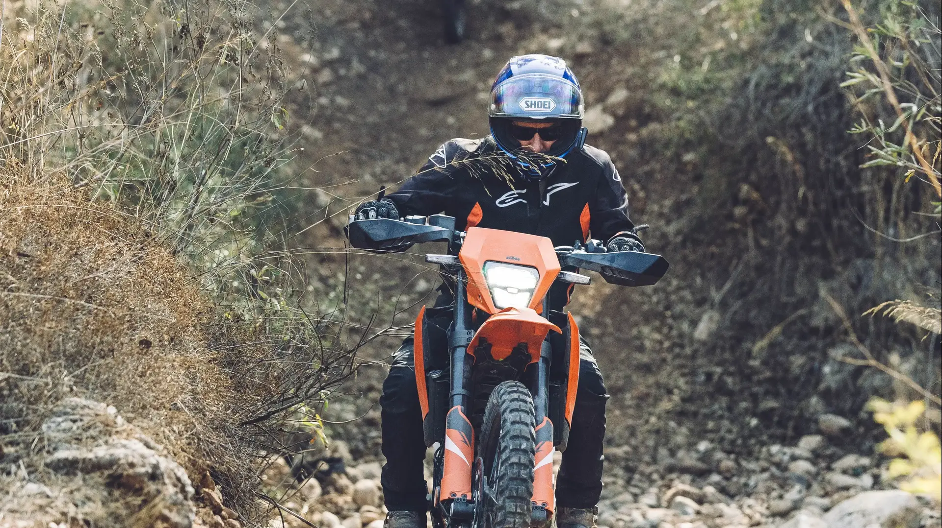 דני קושמרו רוכב על ק.ט.מ 390 SMC R