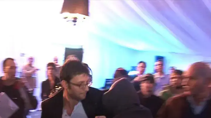 שרון הולצמן מכה את כתב נרג' איתי שטרן