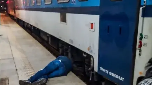 אוהד כדורגל כמעט נדרס על ידי רכבת