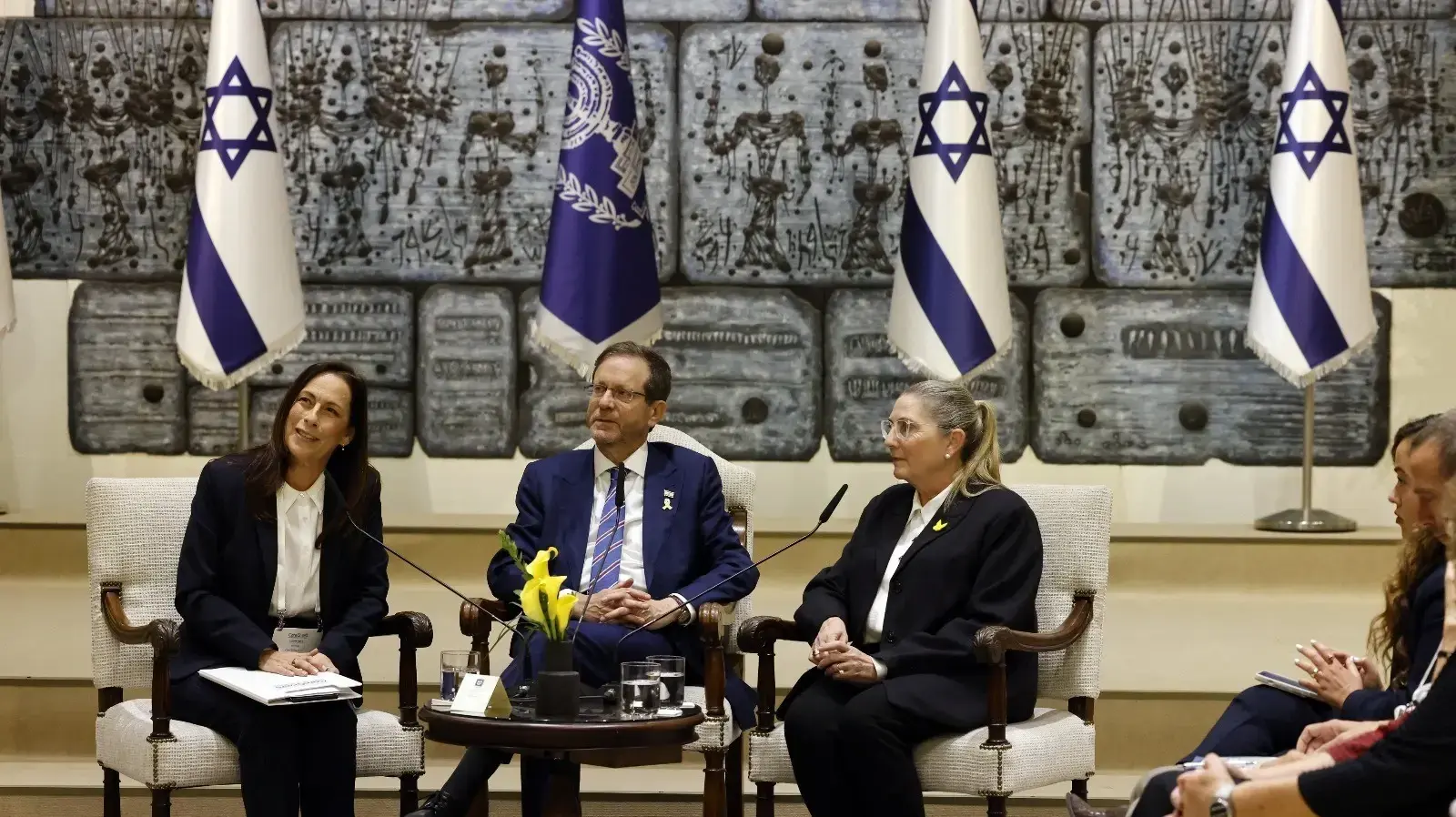 נשיא המדינה יצחק הרצוג, רעייתו מיכל הרצוג ורחל לדאני, מנכ"לית ומייסדת הארגון הישראלי לבני משפחה מטפלים - CareGivers Israel