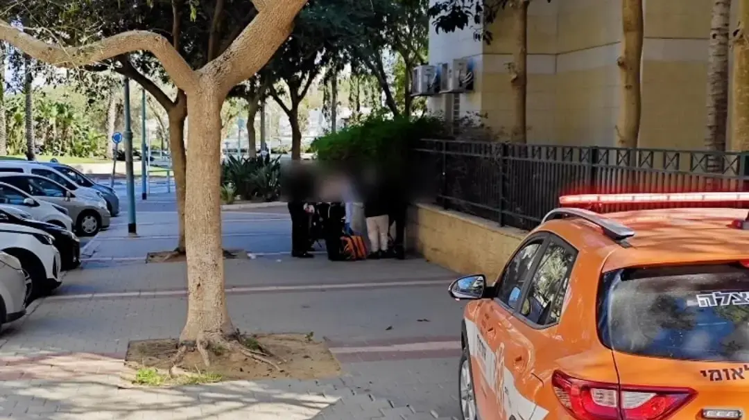 חובשי איחוד הצלה מטפלים בפצוע בבאר שבע