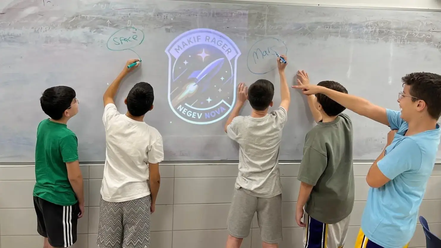 תלמידי כיתה ז' 1 מתיכון "רגר" בהכנות לאולימפיאדת החלל