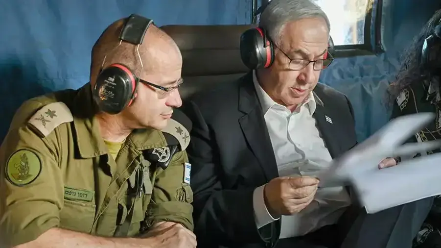 רה"מ בנימין נתניהו עם המזכיר הצבאי רומן גופמן