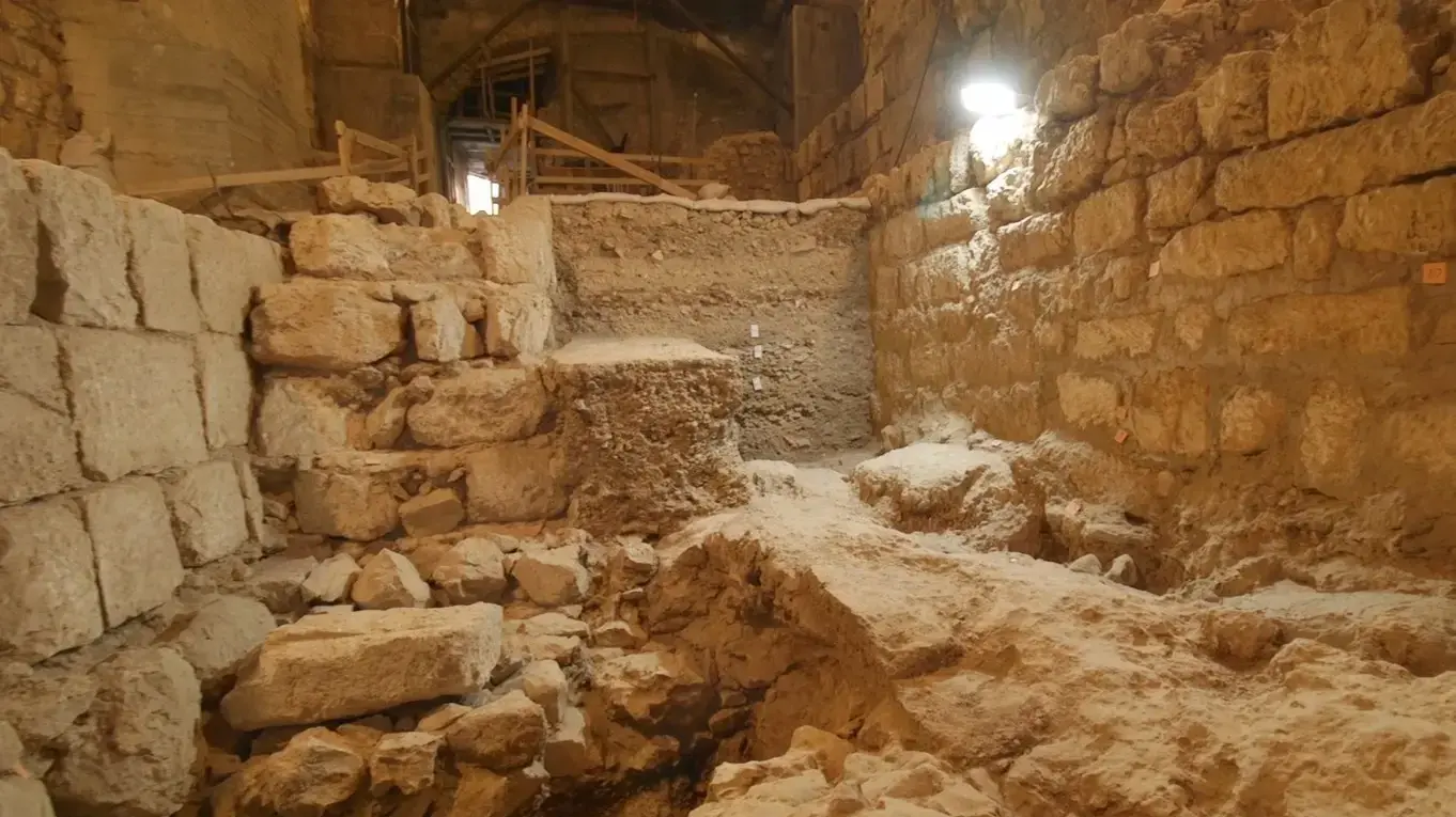 משמאל ניתן להבחין בחומה מימי החשמונאים שנחשפה בחפירה
