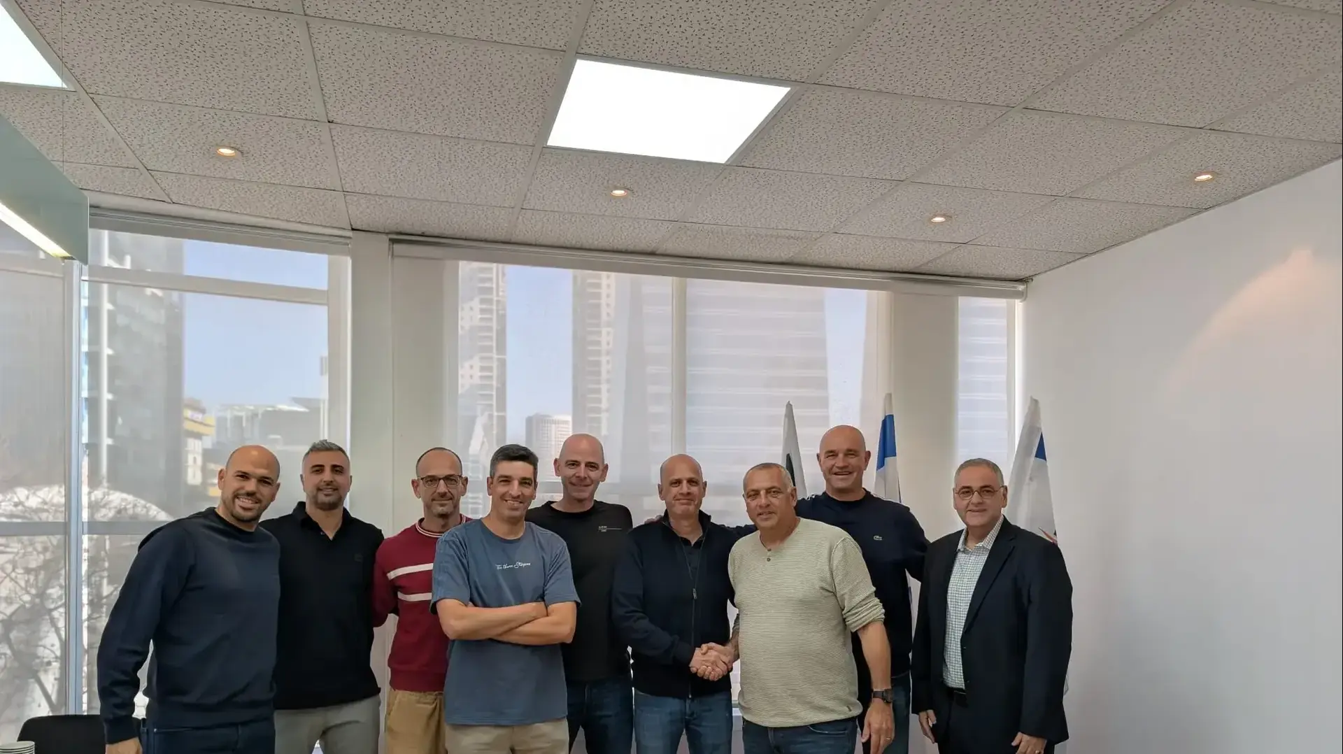 עמוס פרישמן יו"ר איגוד הכדורגל עם נציגי איגוד השופטים
