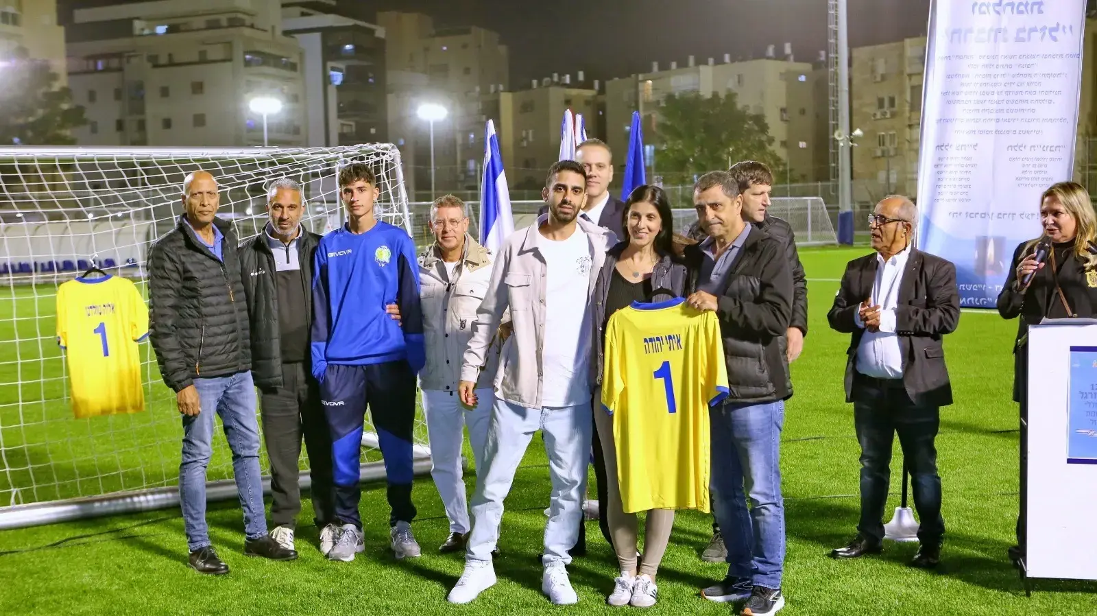 טקס הנצחת 13 נופלי המלחמה ונרצחי הנובה במגרש מחנה יהודה טקס הנצחת 13 נופלי המלחמה ונרצחי הנובה במגרש מחנה יהודה