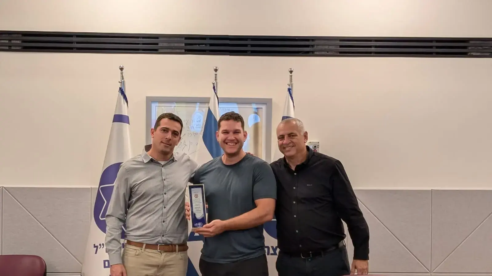 עמוס פרישמן במשרדי ארגון נכי צה"ל בבית הלוחם בתל אביב