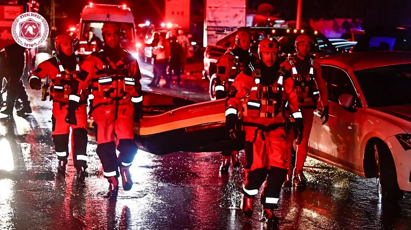 צוותי חילוץ של כבאות והצלה לישראל פועלים לחילוץ מספר רב של לכודים בבית שקמה כתוצאה מהצפות. 12 בדצמבר 2025 צוותי חילוץ של כבאות והצלה לישראל פועלים לחילוץ מספר רב של לכודים בבית שקמה כתוצאה מהצפות. 12 בדצמבר 2025