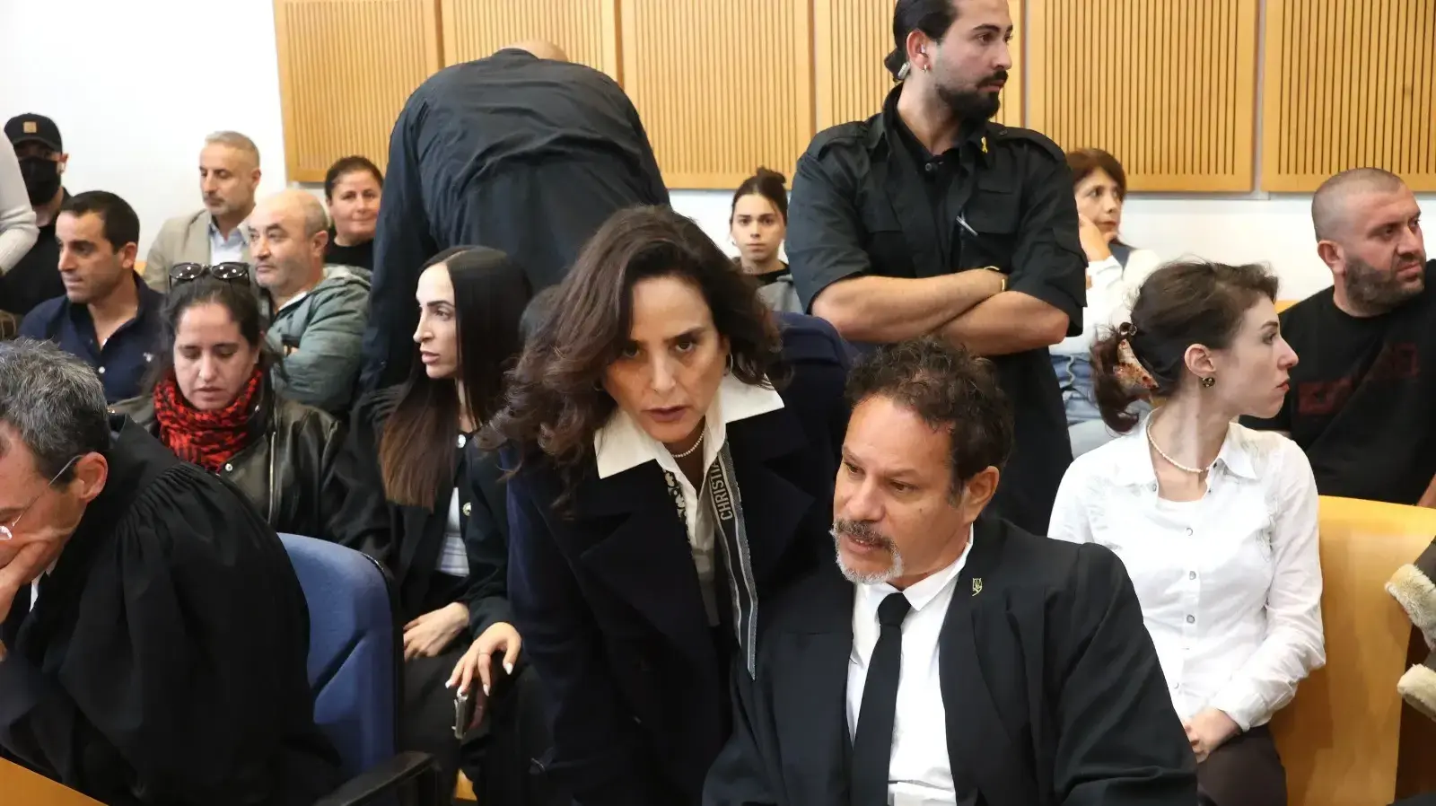 מיכל זגורי, אשתו של ניבי, עם עורכי הדין, הכרעת דין ניבי זגורי נאשם ברצח וקשר לביצוע פשע, בימ"ש מחוזי באר שבע